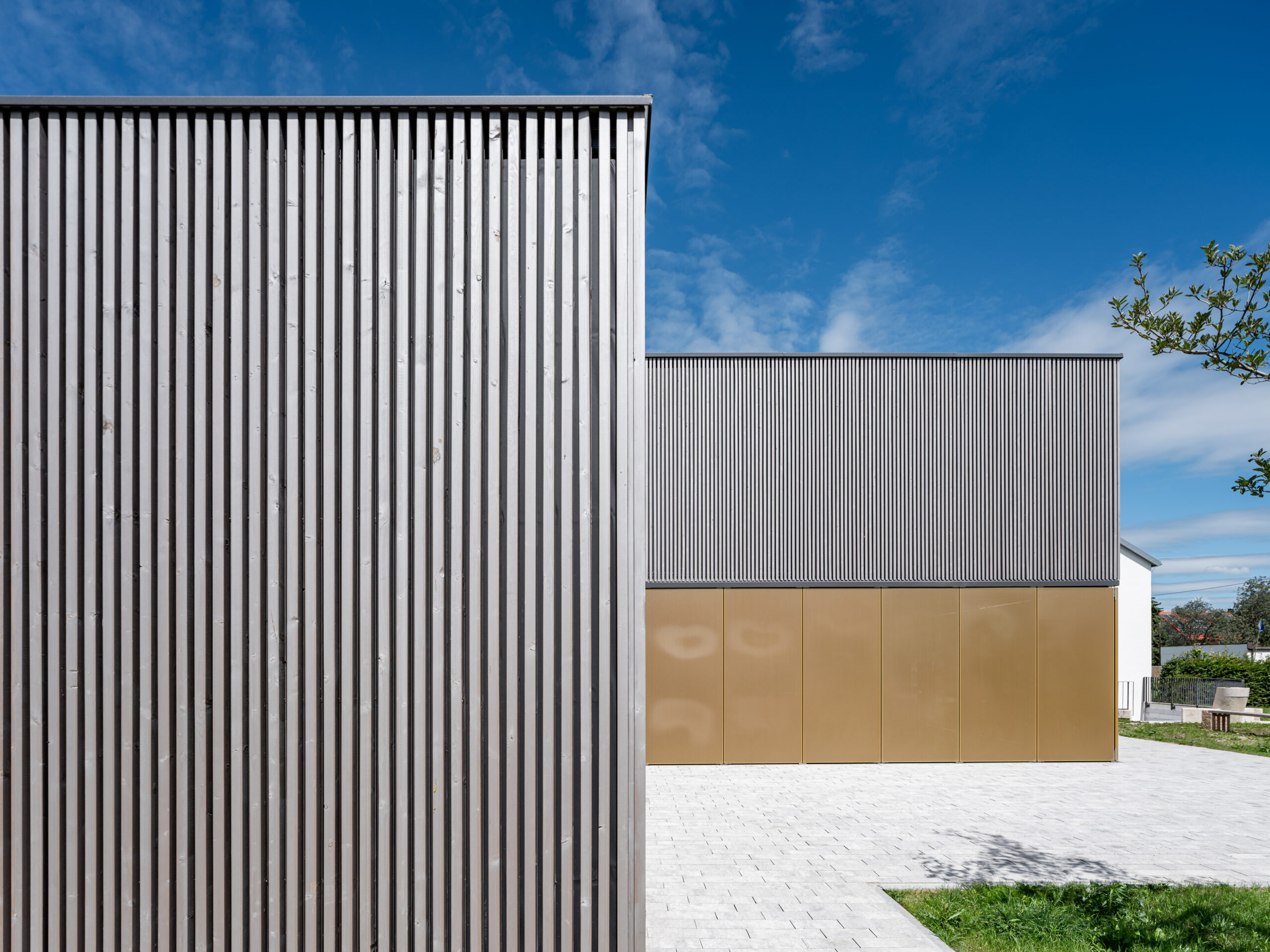 DE; bayern; vohburg, abhd architekten denzinger und partner mbb; neubau, kirche, jesus kirche, evangelische kirche, gemeindezentrum, kgv, baubuche, fassade, Bildtechnik Digital 22 MPx [(c)Maximilian Gottwald, Veroeffentlichung kostenpflichtig]