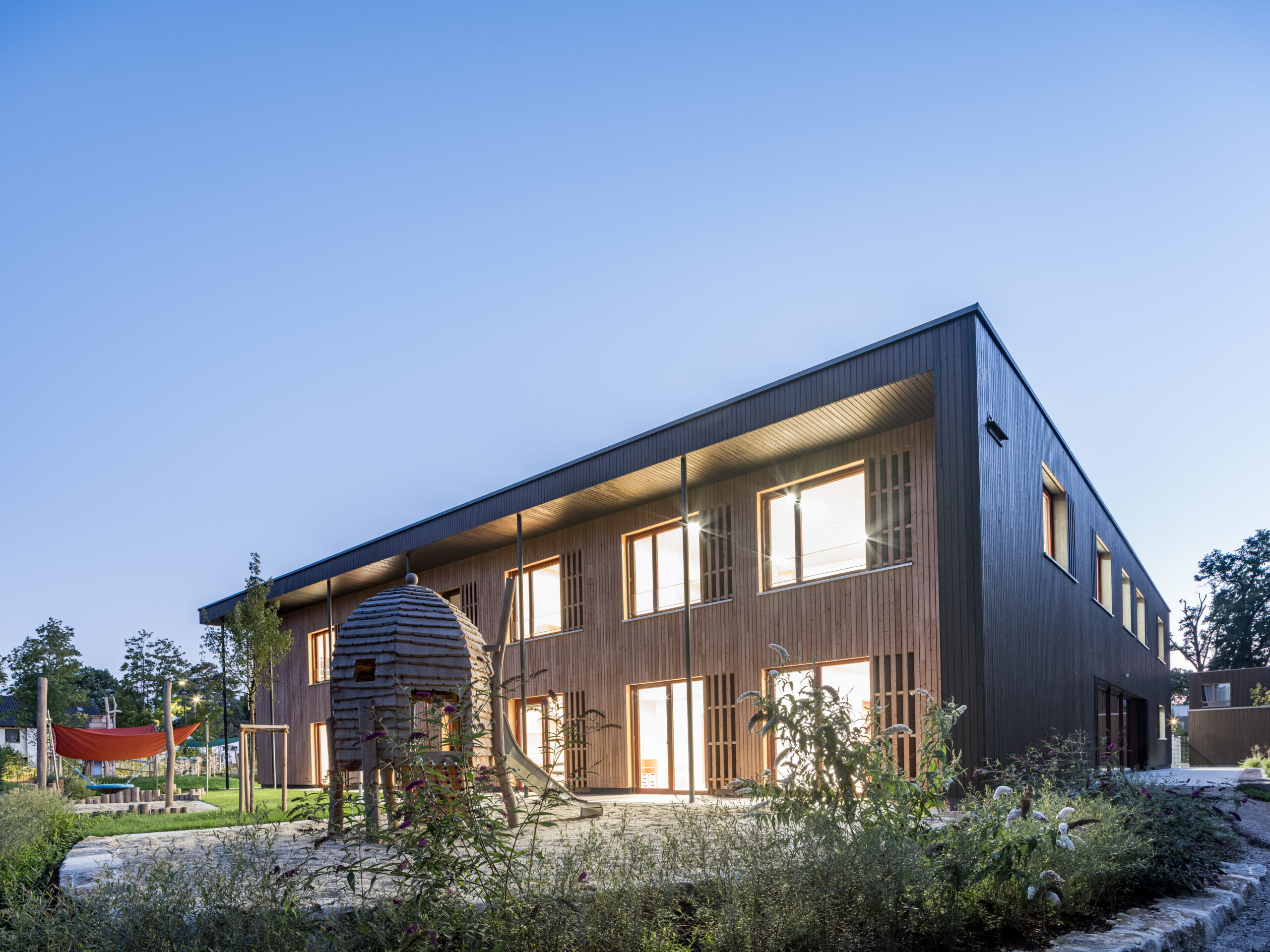 DE; bayern; herrsching, kinderhaus, hort, kinderkrippe, kindergarten, kinderhaus am fendlbach, kunterbunt, neubau, holz, füllemann architekten gmbh; Bildtechnik Digital 50 MPx [(c)Maximilian Gottwald, Veroeffentlichung kostenpflichtig]