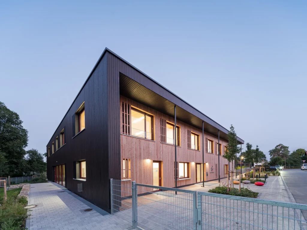 moderner bildungsbau, kinderhaus in holzbauweise in herrsching fotografiert von architekturfotograf maximilian gottwald