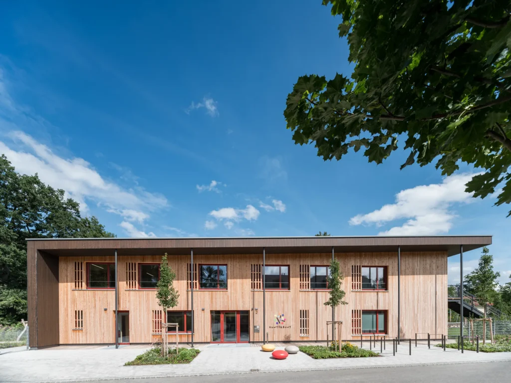 moderner bildungsbau, kinderhaus in holzbauweise in herrsching fotografiert von architekturfotograf maximilian gottwald