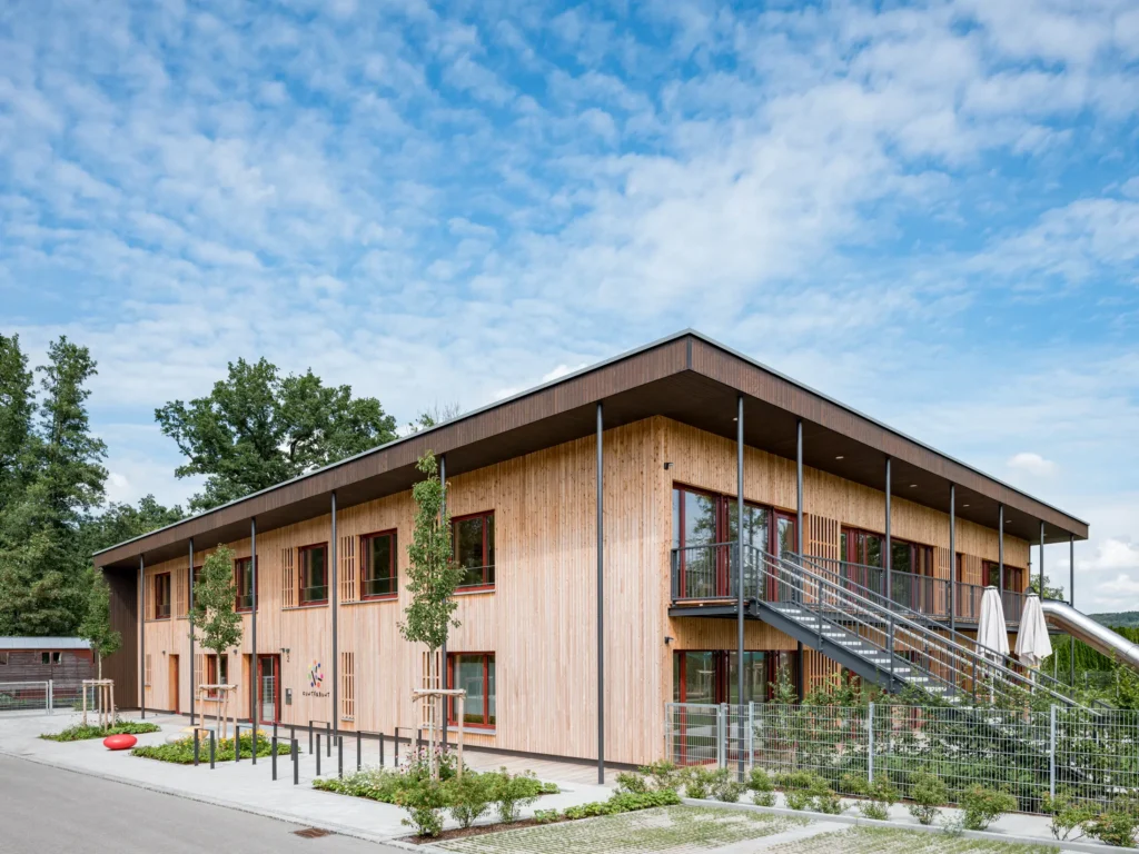 moderner bildungsbau, kinderhaus in holzbauweise in herrsching fotografiert von architekturfotograf maximilian gottwald