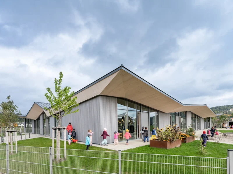 architekturfotografie der kindertagesstätte beilngries mit fokus auf dokumentation moderner bildungsarchitektur, gruppenräume, freianlagen und öffentlicher architektur fotografiert von maximilian gottwald