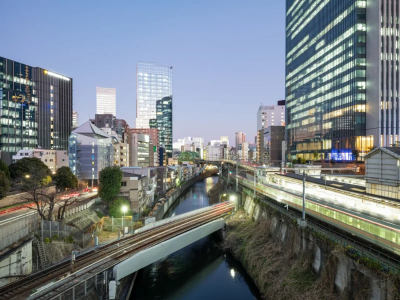 fotografische studie von architkturfotograf maximilian gottwald als langzeitprojekt des urbanen raums in japan welche die architektur, infrastruktur, licht und alltag in dämmerung und nachtlicht dokumentiert