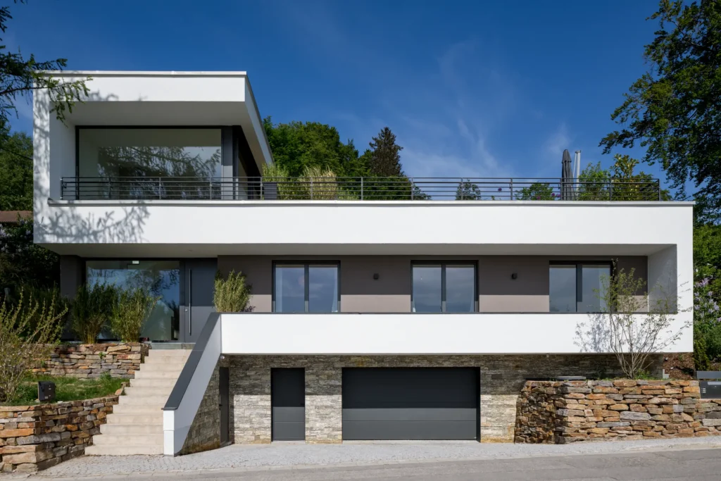 wohnhaus d in gilching mit horizontalen fassadenbändern, grossen fenstern und seitlicher aussentreppe für ein architekturbüro in architekturfotografien dokumentiert