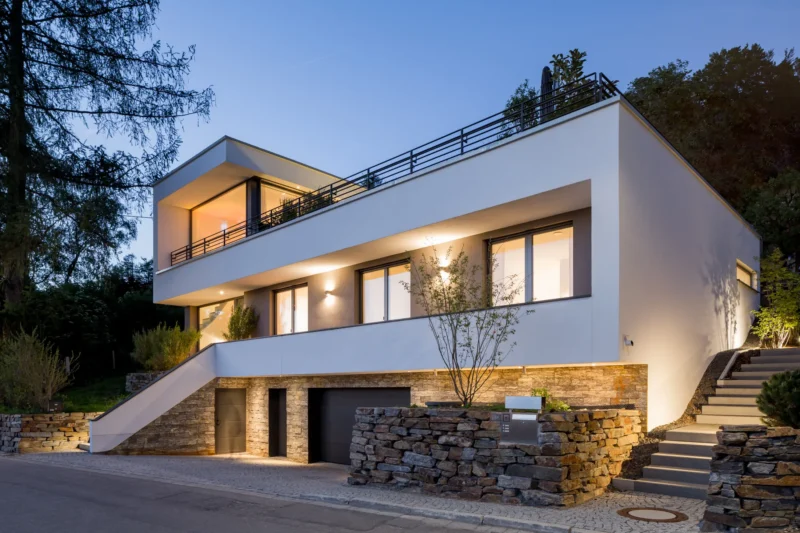 beleuchtetes wohnhaus d in gilching in der dämmerung mit gestaffelten geschossen und aussentreppen im auftrag der architekten dokumentiert