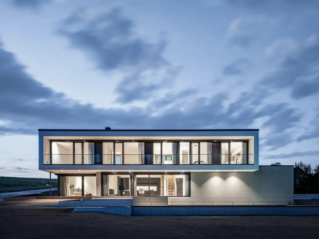 wohnhaus in aichach mit grosszügigen verglasungen und moderner fassadengestaltung