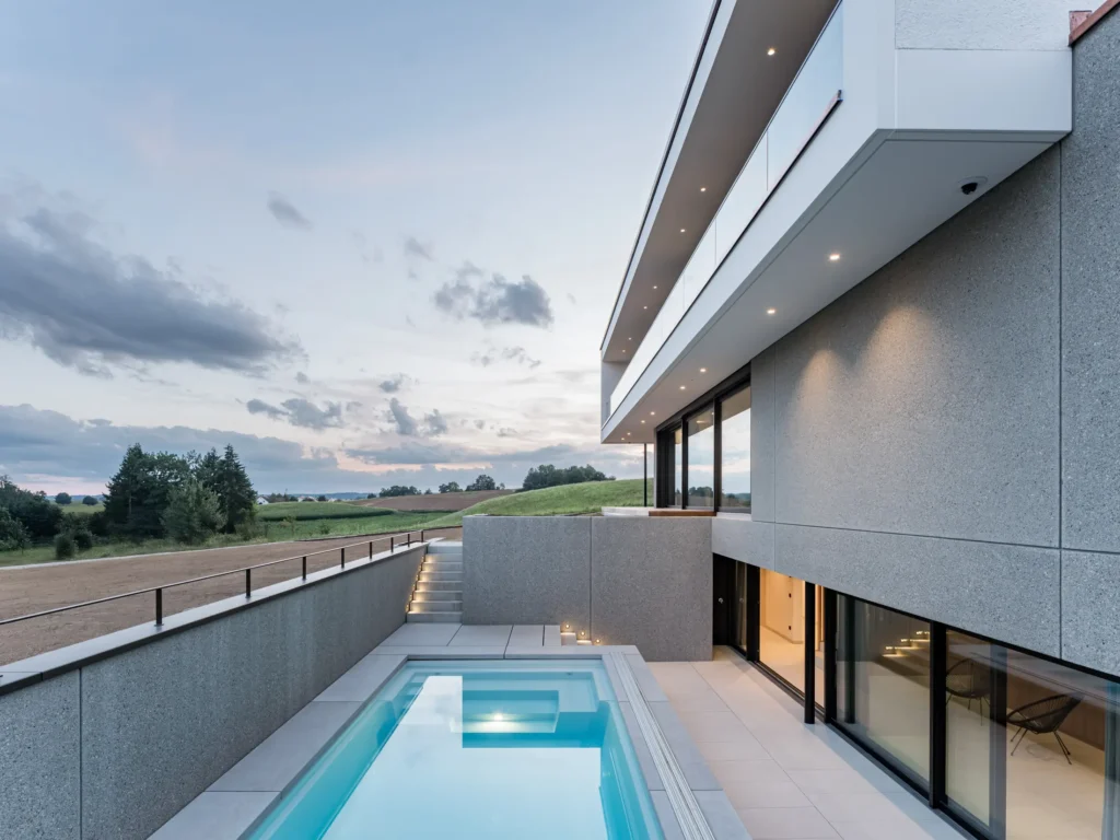 architekturfotografie eines einfamilienhauses in bayern mit pool und terrassenbereich