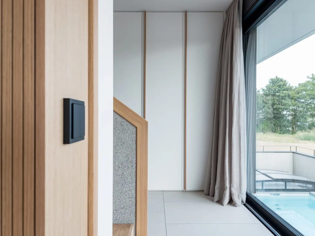 architekturfotografie eines treppenhaus mit reduzierter materialität