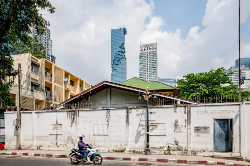 außenaufnahmen architekturfotografie eines modernen hochhauses in bangkok, dem king power mahanakhon tower vom architekten ole scheeren. dokumentation der modernen fassadengestaltung und die urbane wirkung der architektur im stadtbild von bangkok. tageslicht.