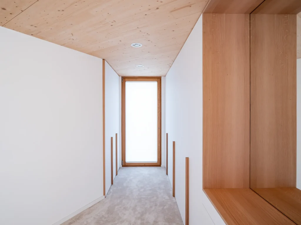 innenraumgestaltung mit holzoberflächen und natürlichem licht