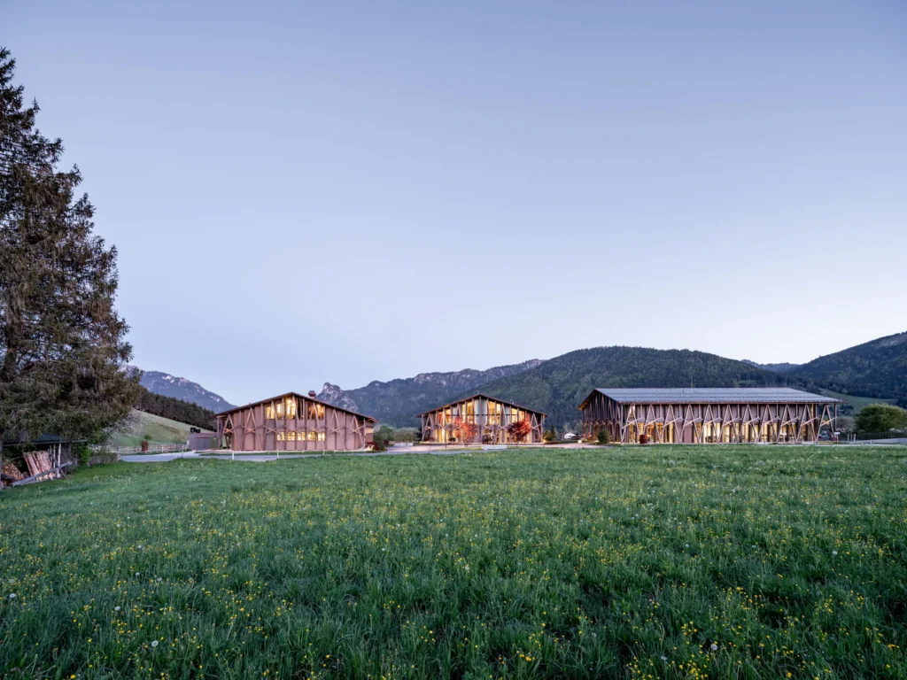 stimmungsvolle architekturfotografie in der dämmerungder mse kunsthalle und des innovationzentrums in unterammergau. dokumentation innovativer holzarchitektur und tragwerksplanung