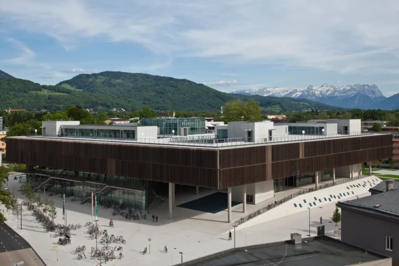 universitätsgebäude mit glassfassade und offenen freiräumen in salzburg fotografiert von architekturfotograf maximilian gottwald