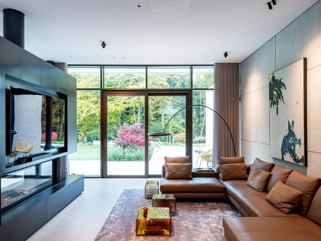 wohnraum mit gartenbezug in einem modernen einfamilienhaus mit hochwertigen materialien und grosszügigen fensterflächen