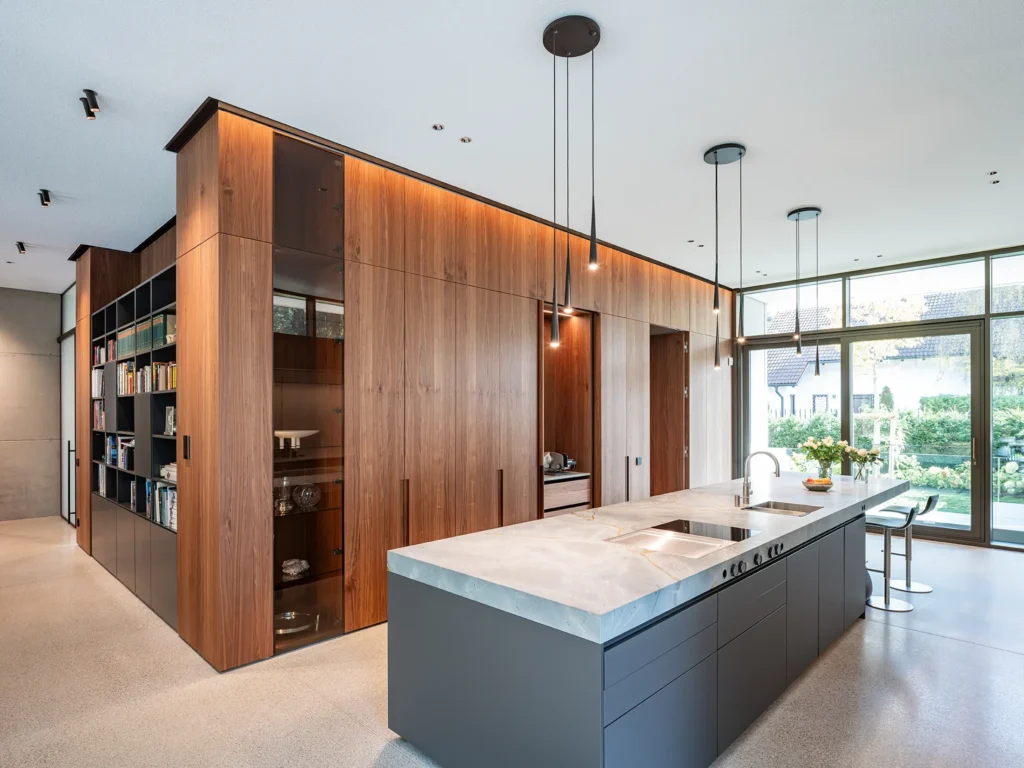 moderne innenarchitektur mit hochwertigen oberflächen marmor küche mit viel holz und beton in natürlichem licht