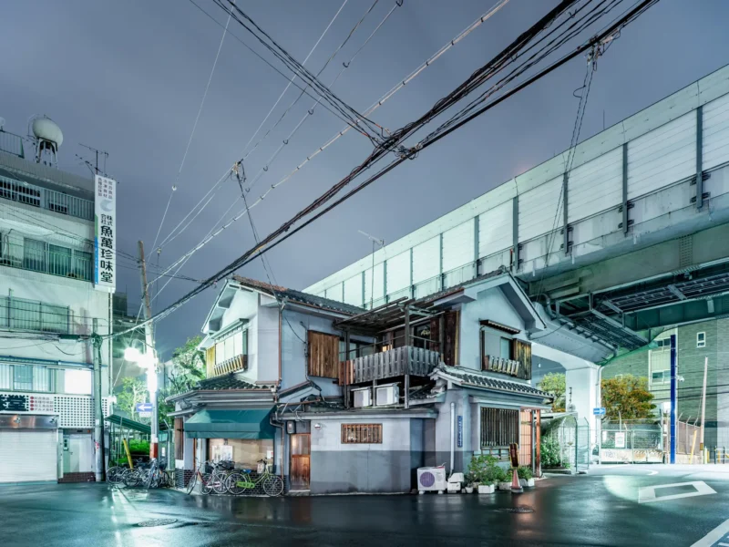 fotografische studie von architkturfotograf maximilian gottwald als langzeitprojekt des urbanen raums in japan welche die architektur, infrastruktur, licht und alltag in dämmerung und nachtlicht dokumentiert